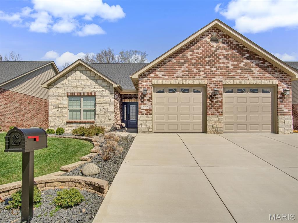 Pending villa at 2049 Ravenel