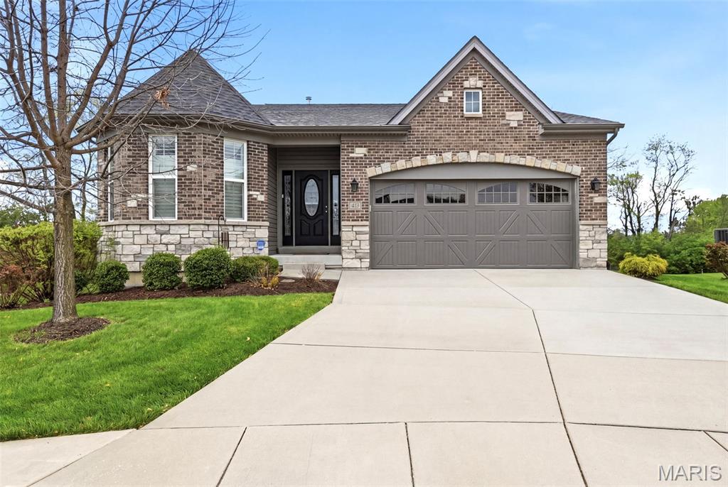 Pending villa at 413 Carini Court