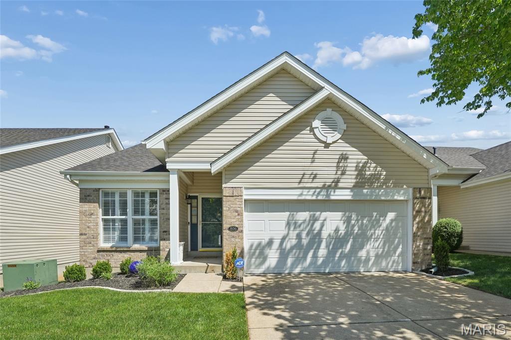 Pending villa at 806 Whispering Village Circle