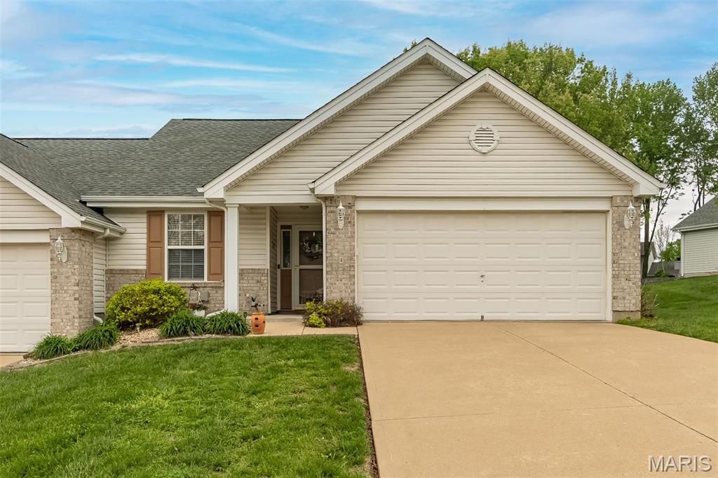 Pending villa at 4 Quiet Meadow Court