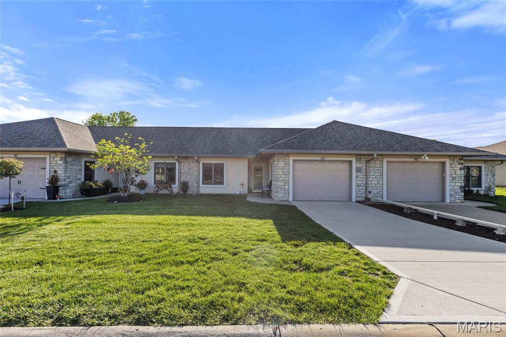 Pending villa at 915 Pine Avenue