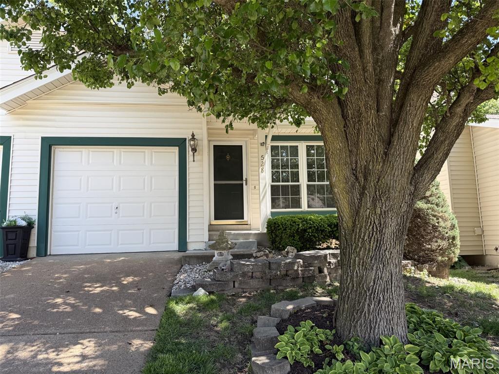 Pending villa at 528 Spring Glen Drive