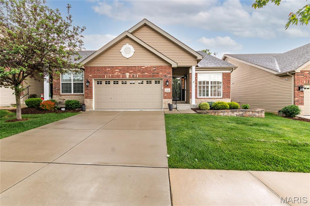 Pending villa at 16128 Amber Vista Drive