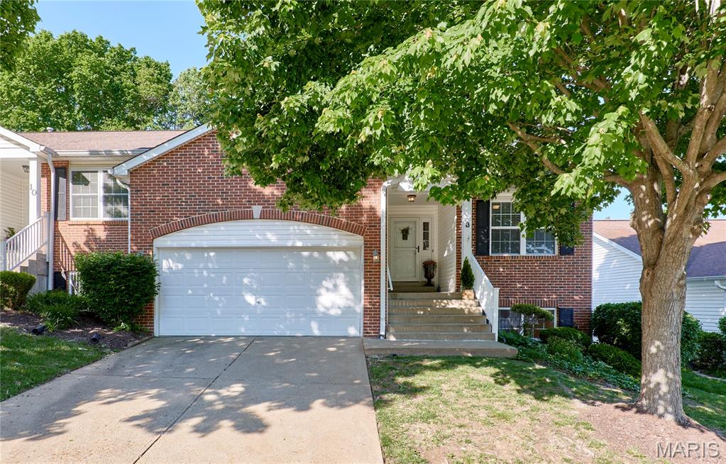 Pending villa at 8 Hill Ridge Court