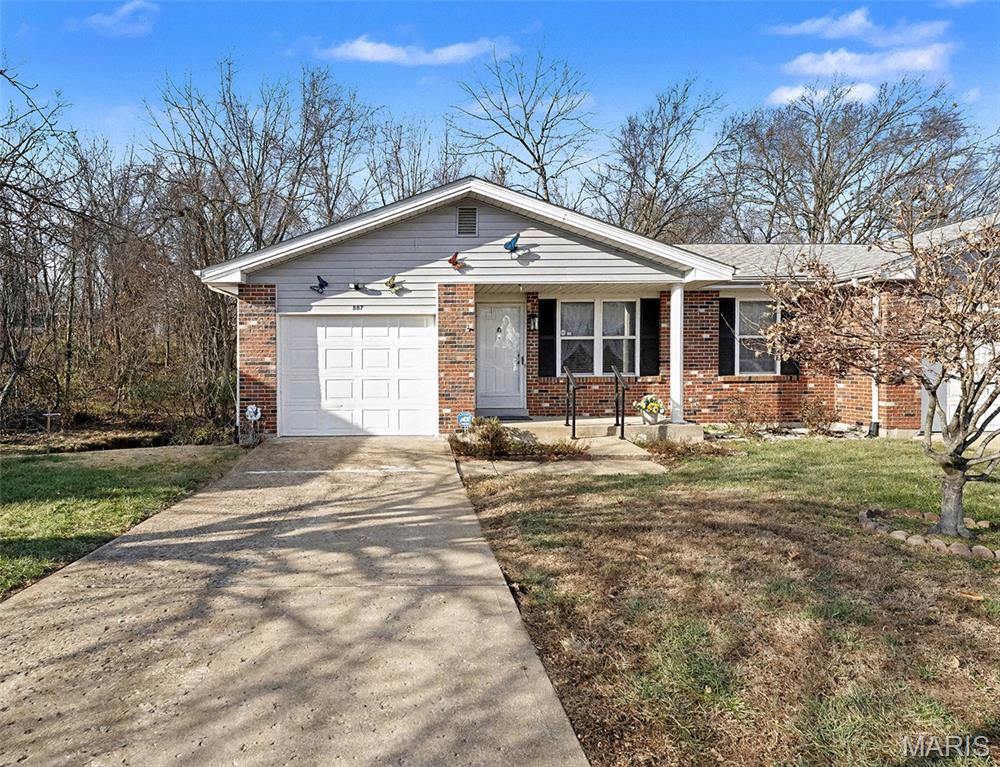 Pending villa at 887 Woodridge Drive