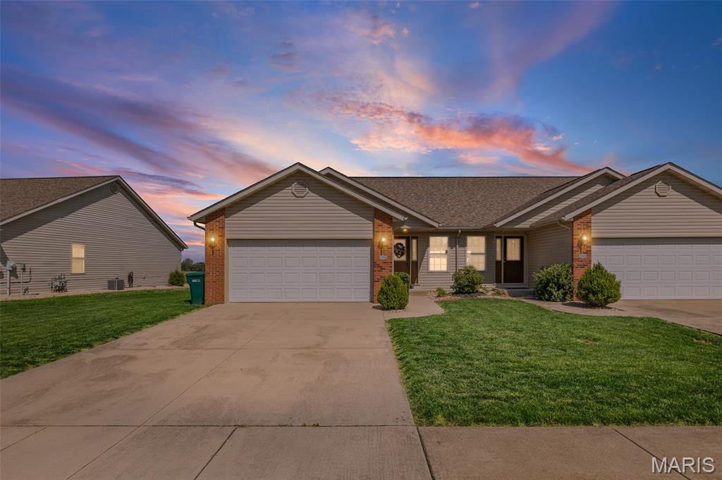 Pending villa at 10915 Kentfield Drive