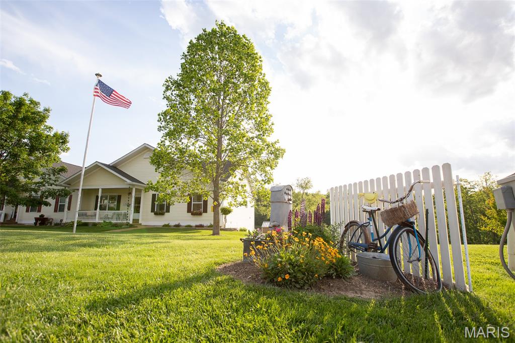 Pending villa at 911 Lakeway Drive